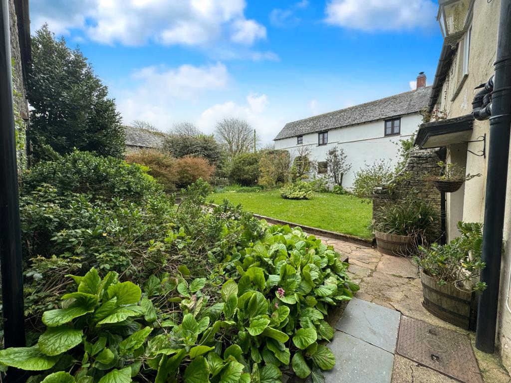 Lot: 49 - FIVE-BEDROOM FARMHOUSE FORMER BED & BREAKFAST PREMISES - Private gardens to the front